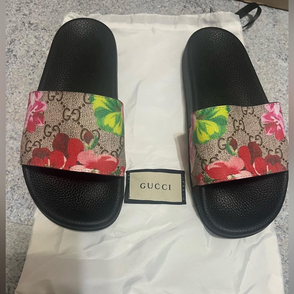 GG BLOOMS SUPREME FLORAL SLIDE SANDAL